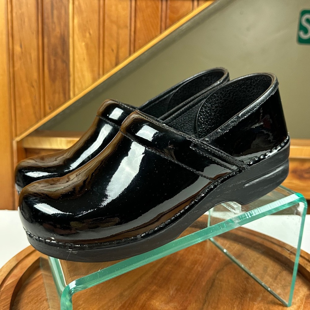 Dansko Professional Black Patent Leather Clogs Wide Width Size 40 Womens 9.5-10